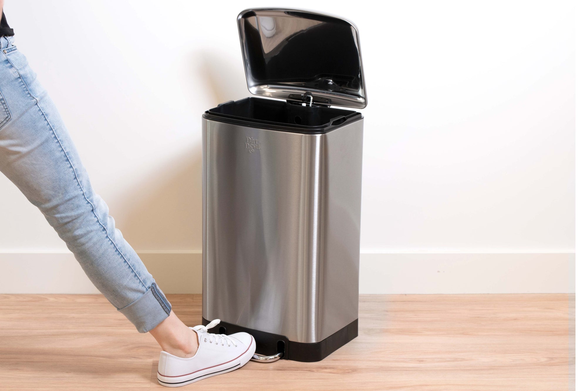 DIRT DEVIL PEDAL BIN 30L SOFT CLOSE - Tuincentrum Lopik
