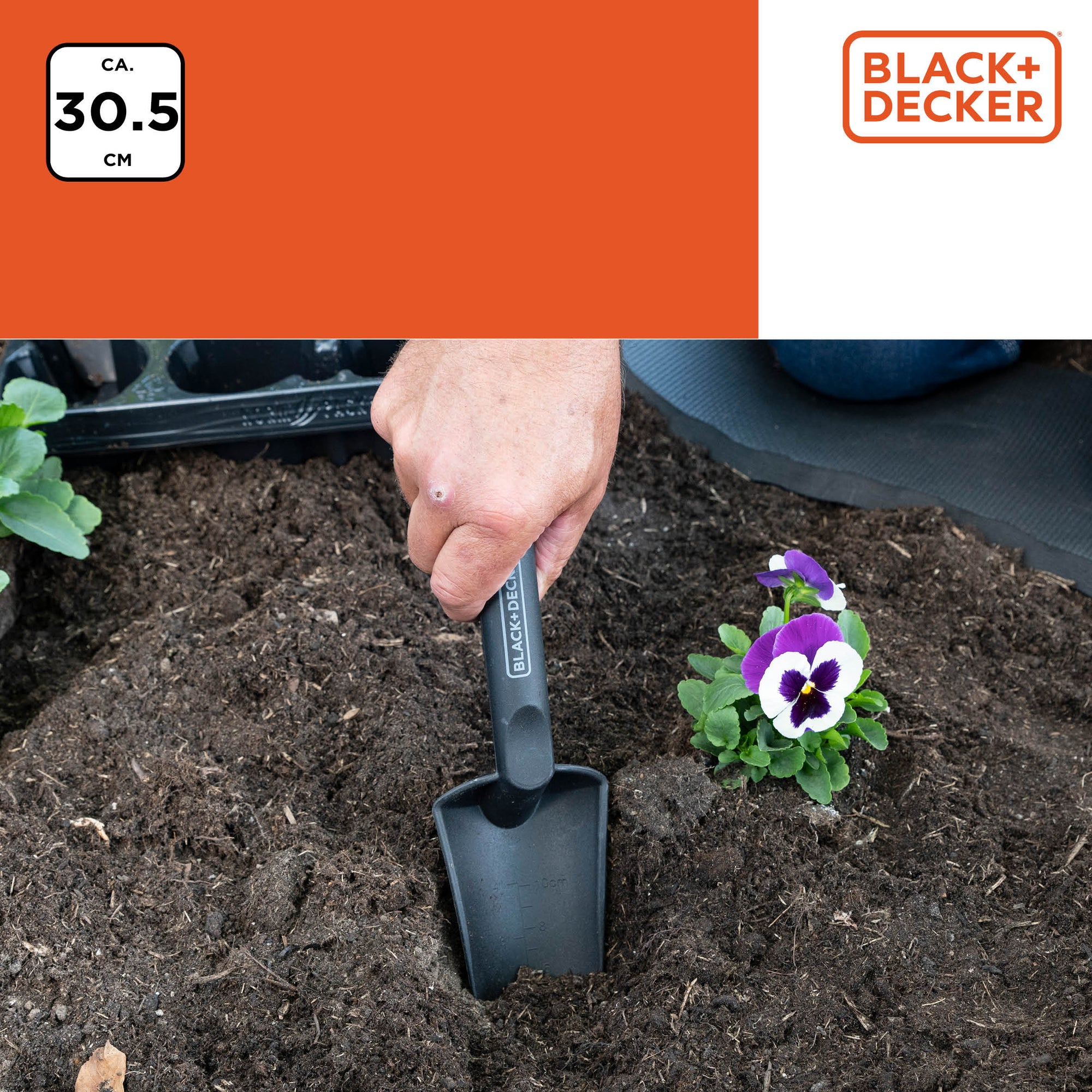 BLACK+DECKER TUINSCHEPJE POLYPROPYLEEN 30,5CM MET MAATAANDUIDING ZWART/ORANJE - Tuincentrum Lopik