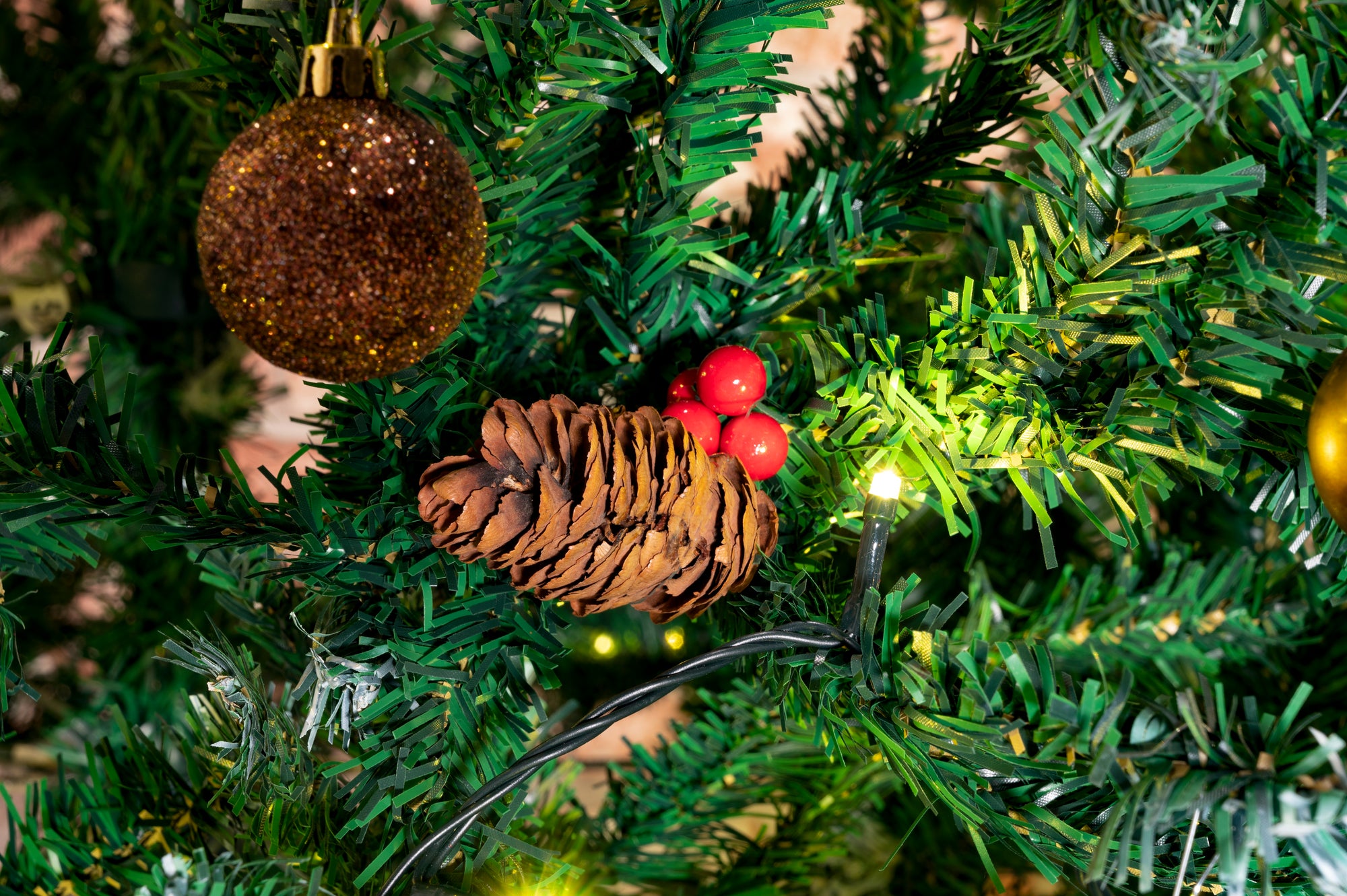 CHRISTMAS GIFTS KUNSTKERSTBOOM SPRUCE 210CM 1024 TAKKEN MET SNEEUW - Tuincentrum Lopik