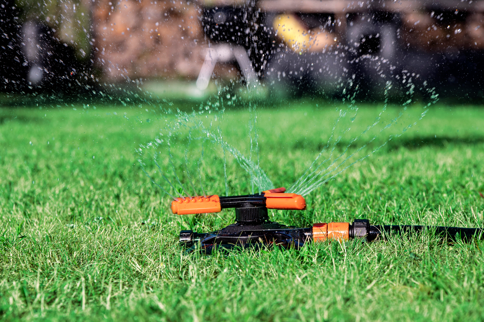 BLACK+DECKER TUINSPROEIER 3-ARMIG 360° 25X24X8CM - Tuincentrum Lopik