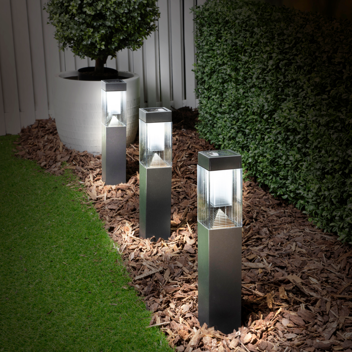 GRUNDIG SOLAR TUINLAMP KOEL WIT 6,5 X 34 CM - Tuincentrum Lopik