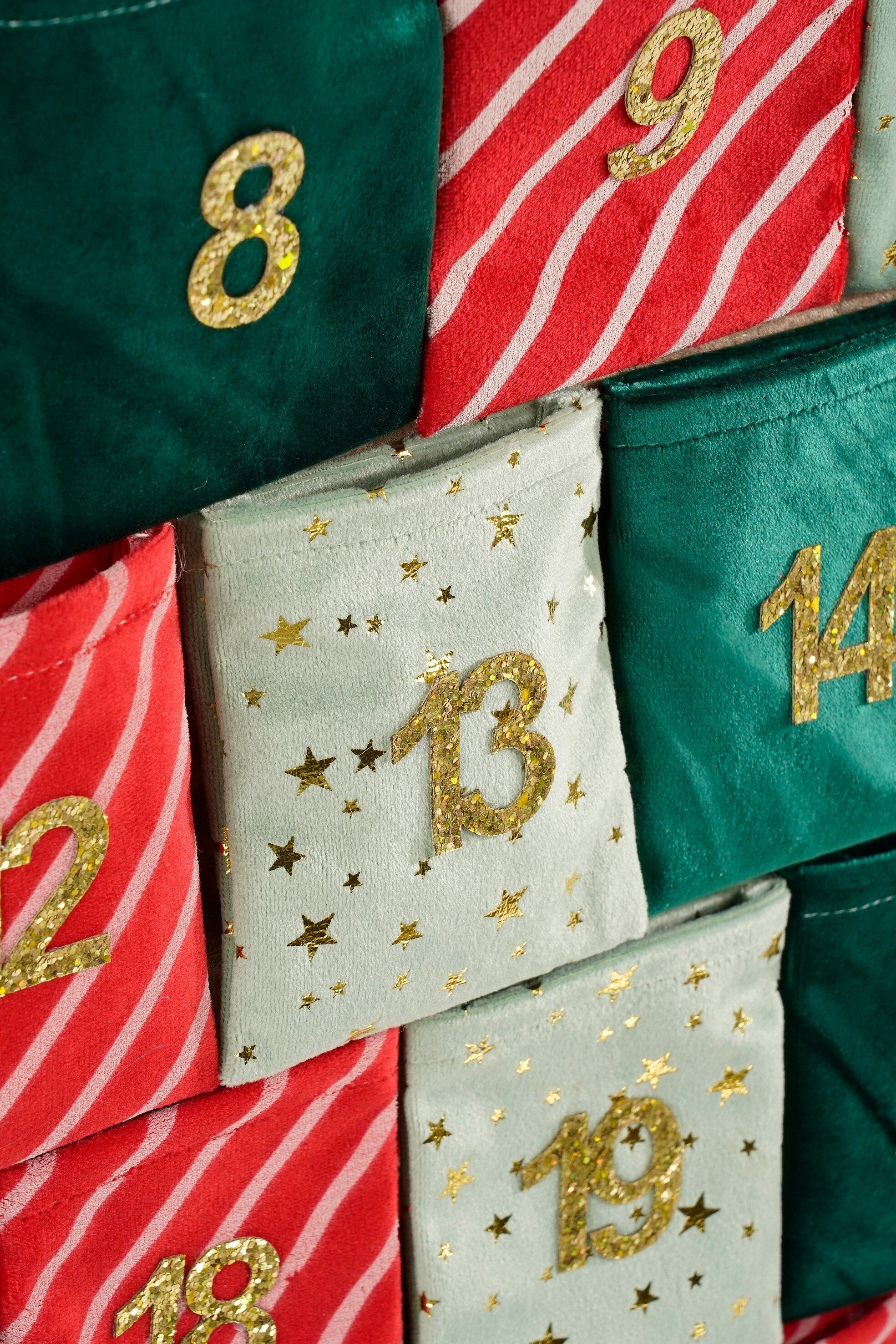 MICA DECORATIONS ADVENTSKALENDER KERSTBOOM VILT ROOD/GROEN 72X51CM - Tuincentrum Lopik