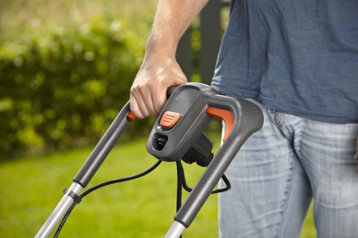  POWERMAX 32 ELEKTRISCHE GRASMAAIER 32 CM 1200 WATT INCLUSIEF GRATIS ONKRUIDSTEKER