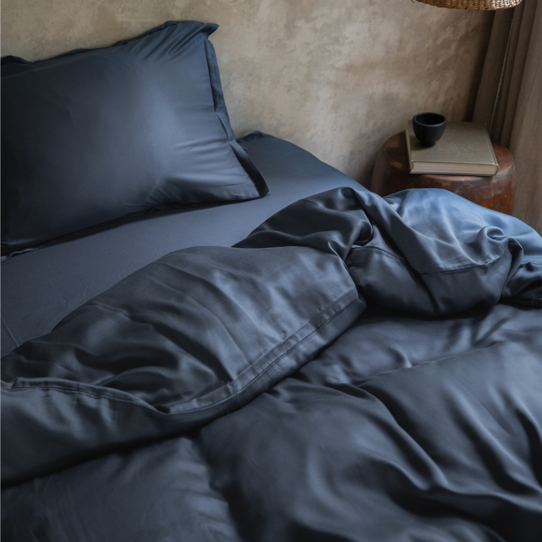Coco & Cici - Tencel Sateen Dekbedovertrek 260 x 220 cm - 2 Persoons Beddengoed - Donker Blauw - Lyocell - Hypoallergeen & Extra Zacht - 2 Kussenslopen (60x70) - Tuincentrum Lopik