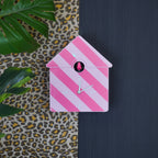 HOUSEVITAMIN KOEKOEKSKLOK KUNSTSTOF GESTREEPT ROZE 27 CM