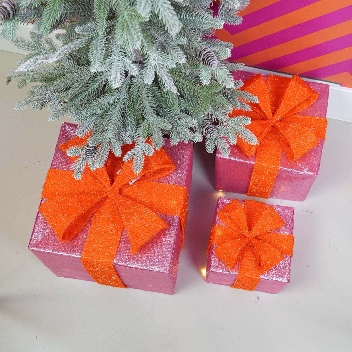 HOUSEVITAMIN SET VAN 3 LED KERSTCADEAUS POLYSTYREEN ROZE/ORANJE 15/20/25 CM