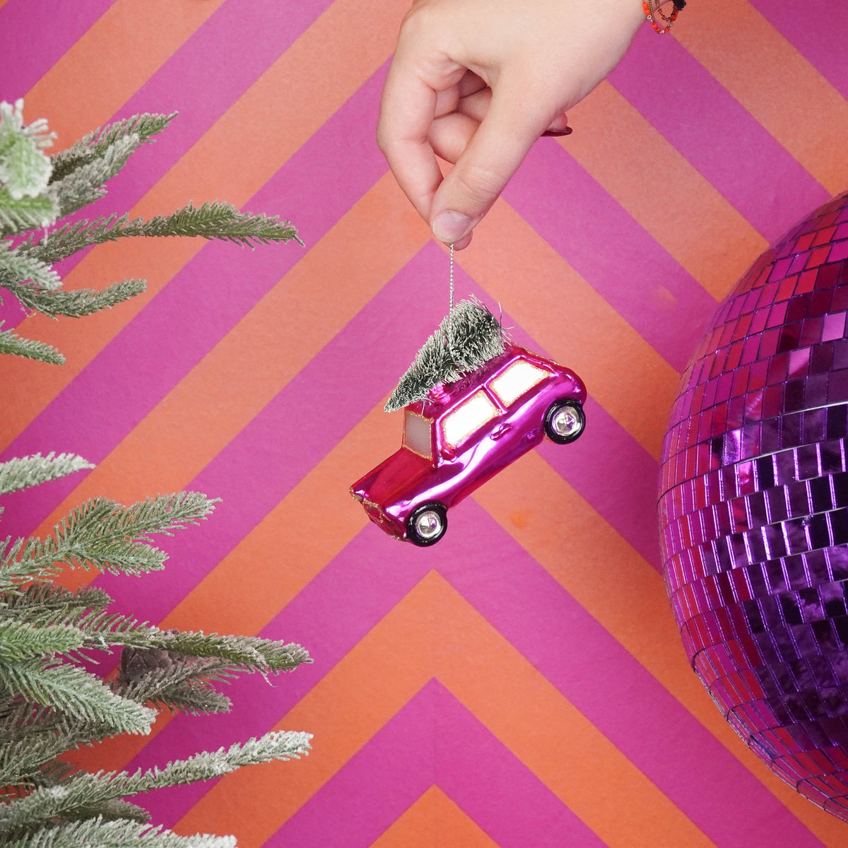 HOUSEVITAMIN KERSTHANGER AUTO MET KERSTBOOM GLAS ROZE 10 CM