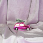 HOUSEVITAMIN KERSTHANGER AUTO MET KERSTBOOM GLAS ROZE 10 CM