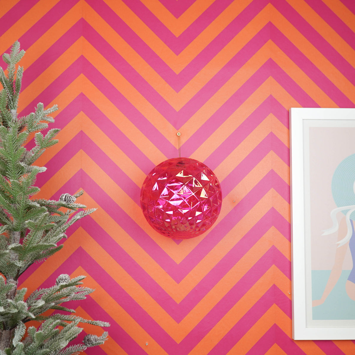 HOUSEVITAMIN KERSTBAL DIAMANTRELIËF KUNSTSTOF ROZE IRISEREND 20 CM