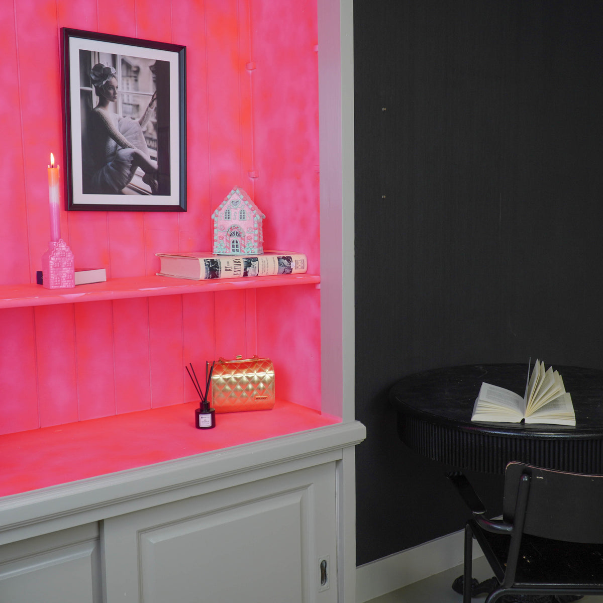 HOUSEVITAMIN LED SNOEPHUISJE POLYRESIN ROZE 13 × 13 × 18,5 CM