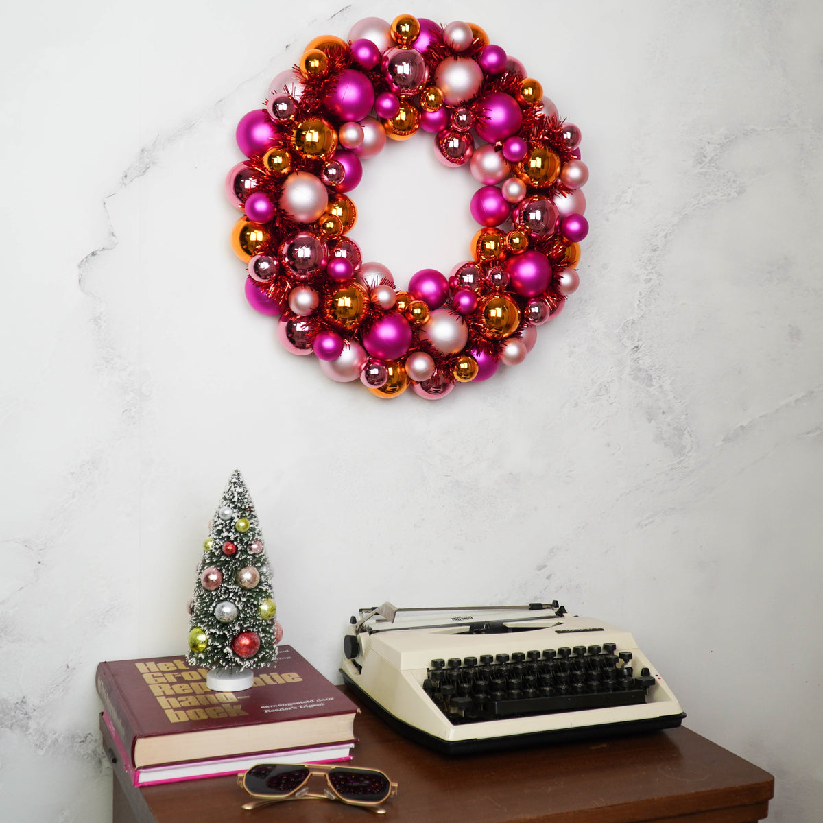 HOUSEVITAMIN KERSTKRANS KERSTBALLEN KUNSTSTOF ROZE/ORANJE 34 CM