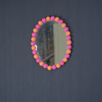 HOUSEVITAMIN OVALE WANDSPIEGEL BUBBLES MDF/GLAS NEONROZE/ORANJE 29 CM