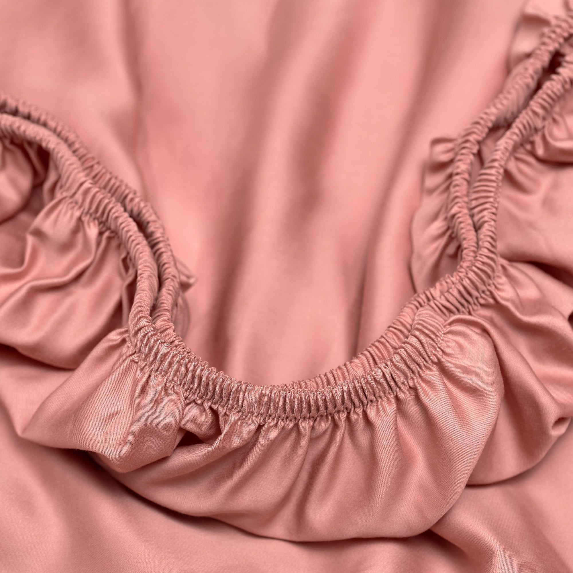 Coco & Cici - Tencel Sateen Hoeslaken 200 x 210 cm - 2 Persoons Beddengoed - Lyocell - Elastiek Rondom - Terra Roze - Extra Zacht - Tuincentrum Lopik
