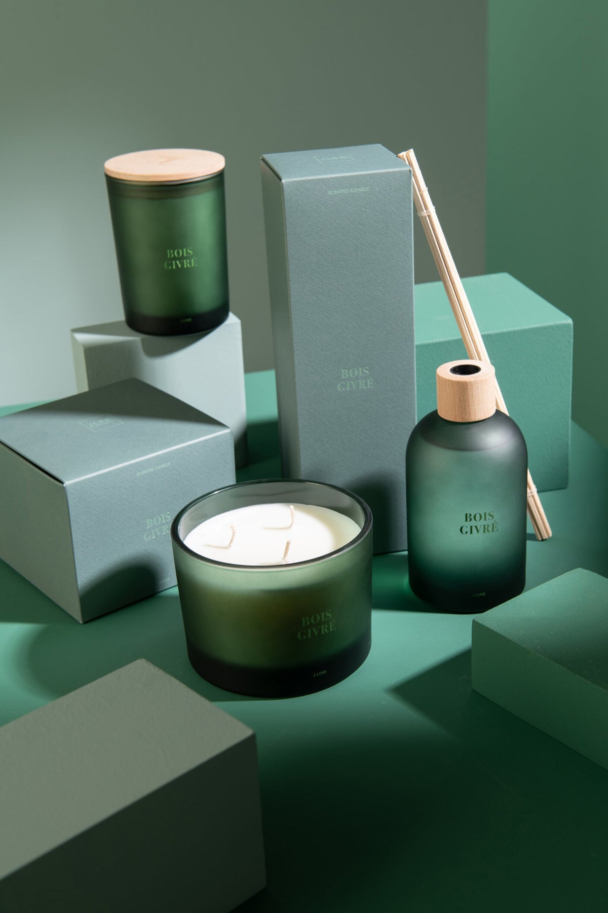 J-LINE SCENTED CANDLE ACCORDS ESSENTIELS BOIS GIVRÉ - 38 HOURS