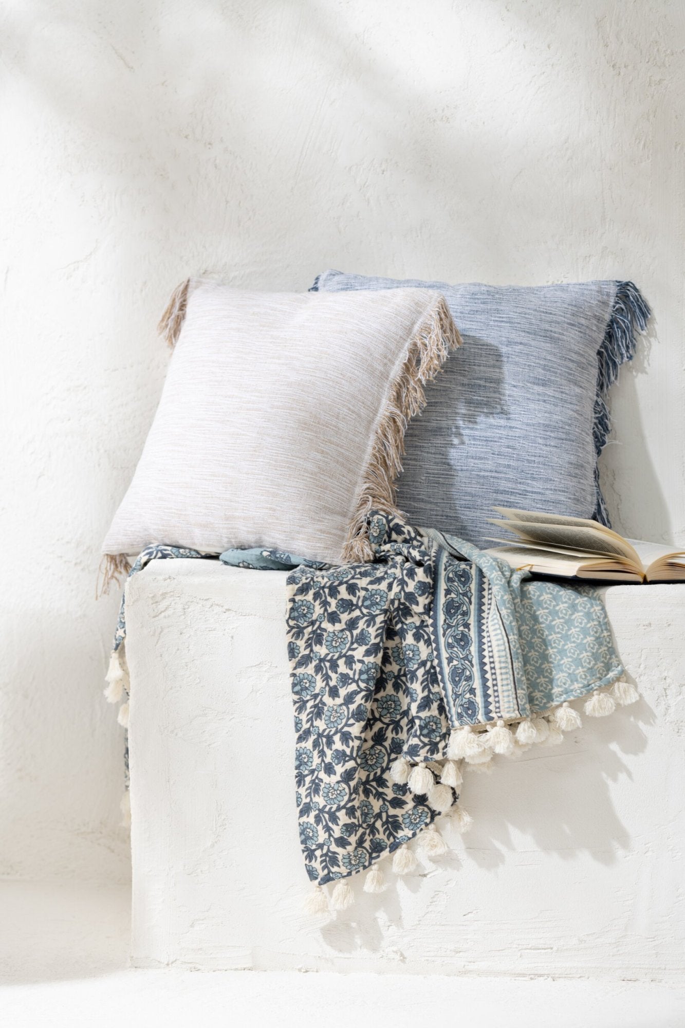J-LINE KUSSEN SEMI-EFFEN WEVING + FRANJES – KATOEN – WIT/BLAUW – 45 CM