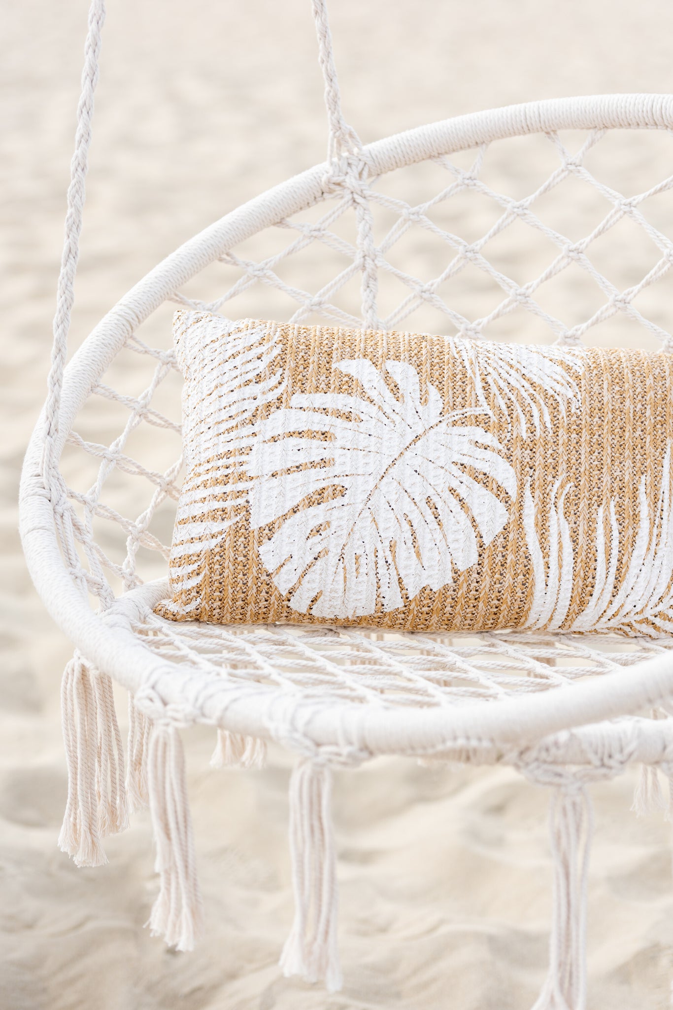 J-LINE HANGSTOEL MACRAMÉ MET KWASTJES POLYESTER BEIGE - Tuincentrum Lopik