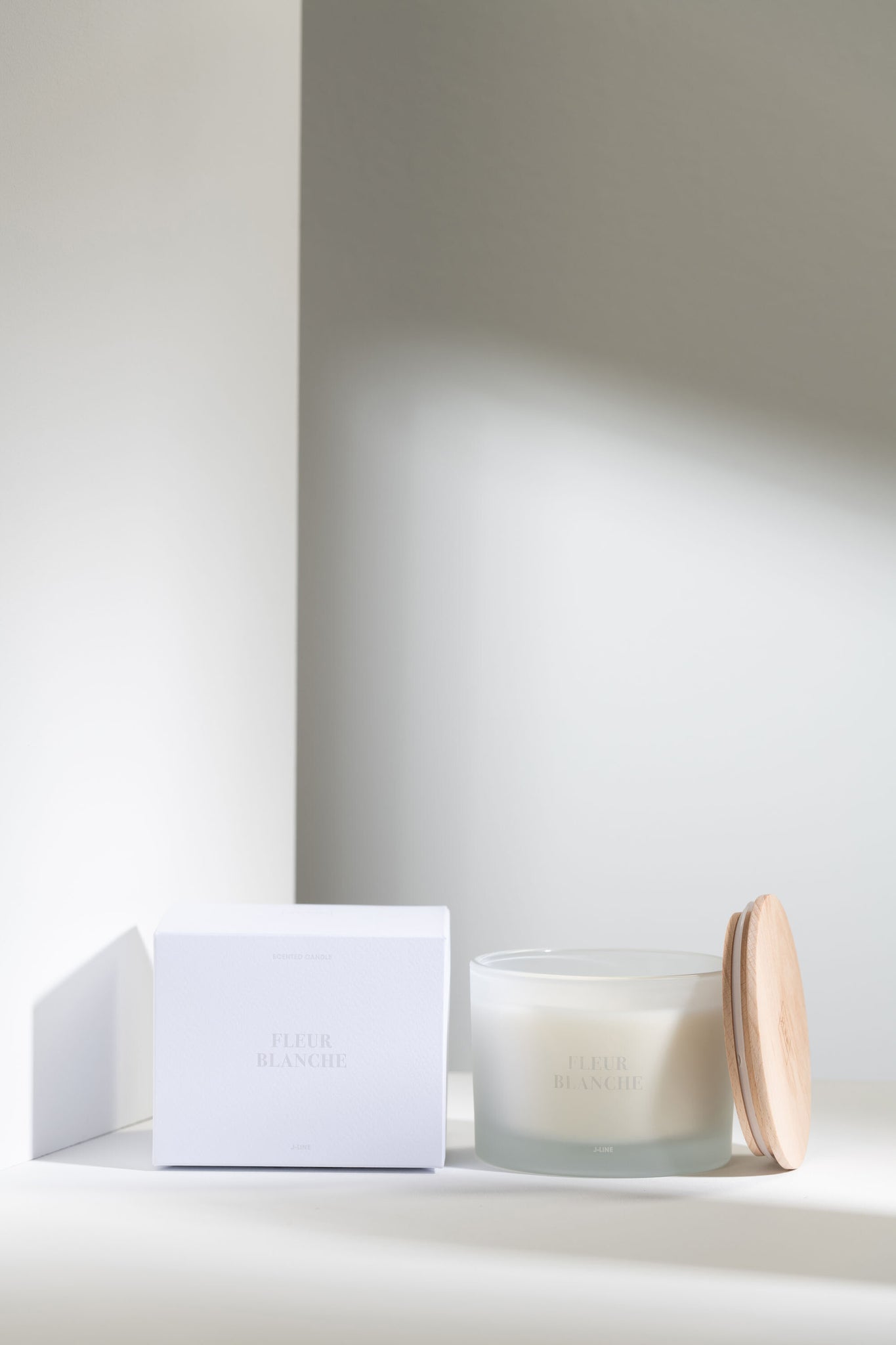 J-LINE SCENTED CANDLE ACCORDS ESSENTIELS FLEUR BLANCHE - 28 HOURS - Tuincentrum Lopik