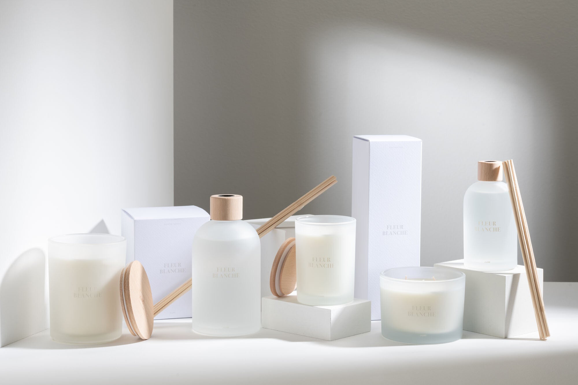 J-LINE SCENTED CANDLE ACCORDS ESSENTIELS FLEUR BLANCHE - 28 HOURS - Tuincentrum Lopik