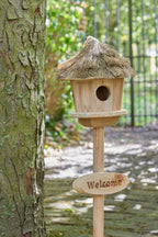 J-LINE VOGELHUISJE OP STANDAARD ‘WELCOME’ HOUT/GRAS NATUREL - Tuincentrum Lopik