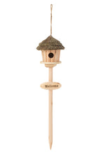 J-LINE VOGELHUISJE OP STANDAARD ‘WELCOME’ HOUT/GRAS NATUREL - Tuincentrum Lopik
