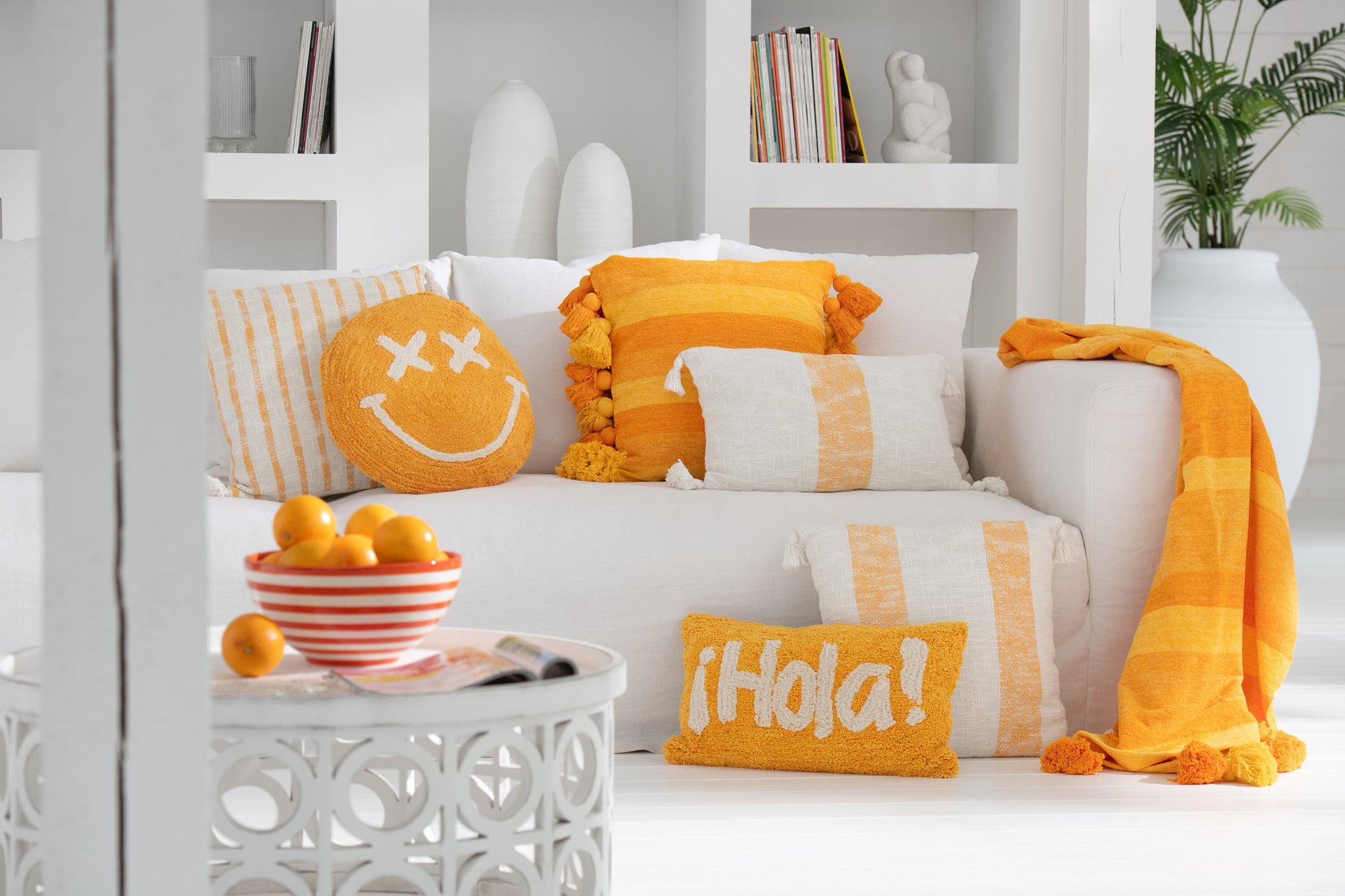 J-LINE KUSSEN HOLA MET KNOOPJES KATOEN ORANJE/WIT - Tuincentrum Lopik