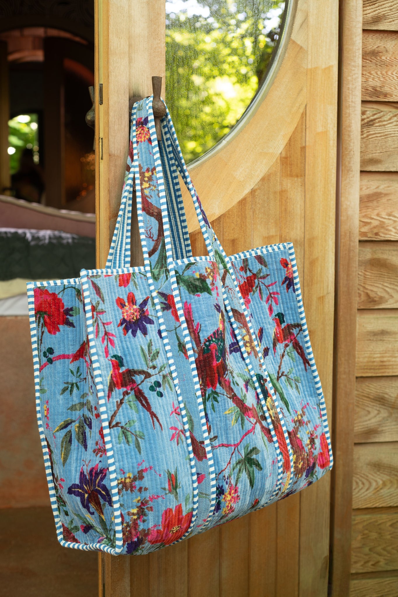 J-LINE TOTE BAG BIRDS/FLOWERS COTTON VELVET BLUE - Tuincentrum Lopik