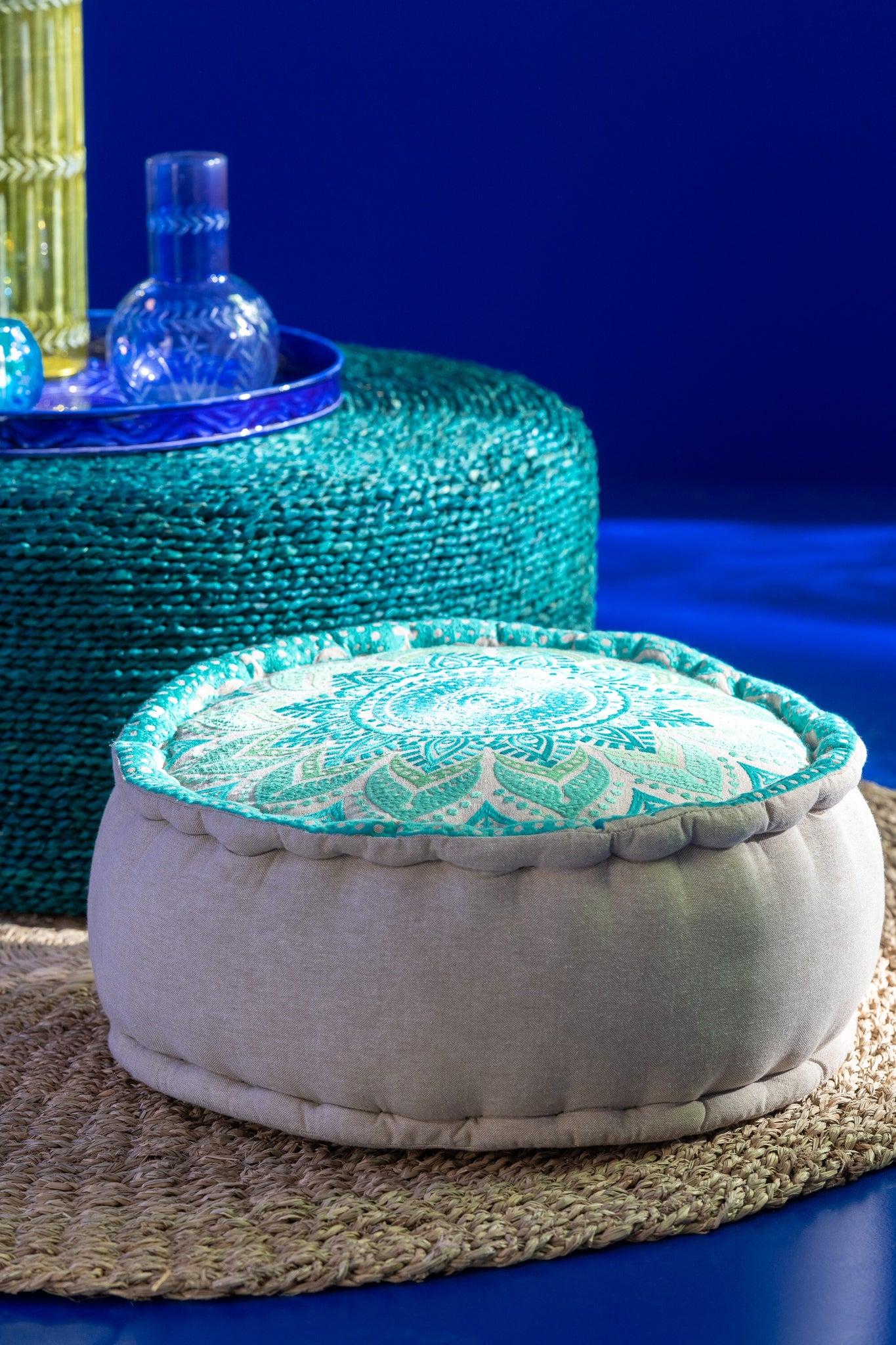 Set van 2 ronde katoenen poefs met bloemmotief in turquoise/blauw - Tuincentrum Lopik