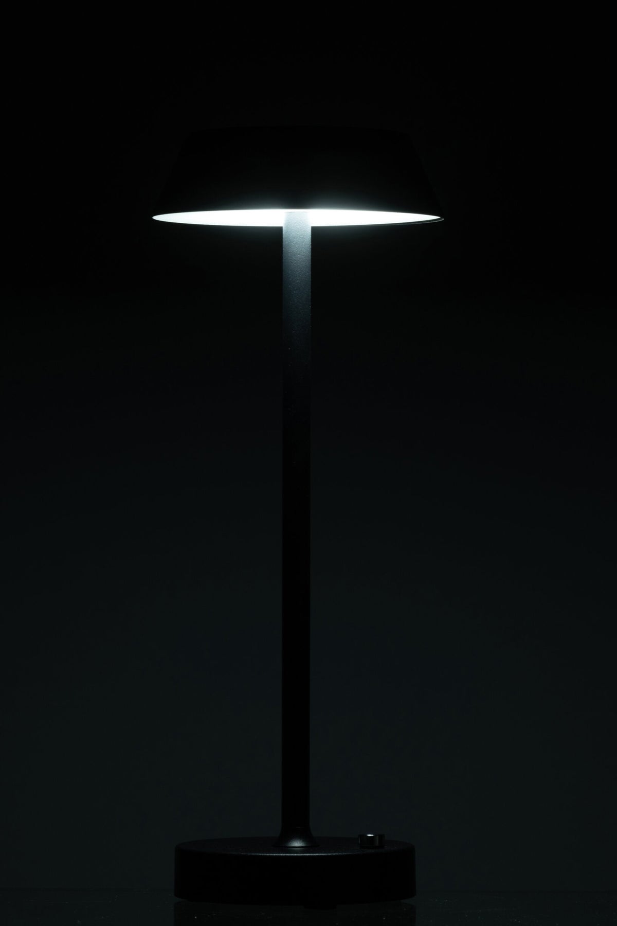 J-LINE TISCHLEUCHTE NOÉ METALL SCHWARZ LED