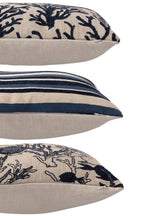 J-LINE KUSSEN KORAAL/STREPEN VIERKANT POLYESTER BLAUW/GEBROKEN WIT SET VAN 3 - Tuincentrum Lopik