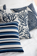 J-LINE KUSSEN KORAAL/STREPEN VIERKANT POLYESTER BLAUW/GEBROKEN WIT SET VAN 3 - Tuincentrum Lopik