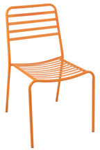 Orange gestreifter Gartenstuhl aus Metall