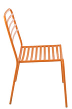 Orange gestreifter Gartenstuhl aus Metall
