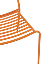 Orange gestreifter Gartenstuhl aus Metall
