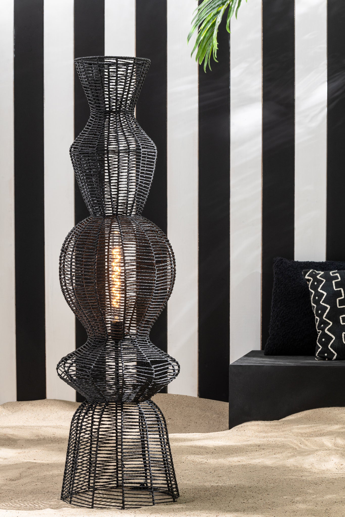 Zwarte metalen vloerlamp met touw - Tuincentrum Lopik