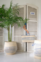 J-LINE BASKET WITH HANDLE STRIPED SEAGRASS NATURAL/BLUE - Tuincentrum Lopik