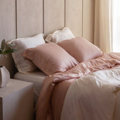 COCO & CICI ECO BAMBOE DEKBEDOVERTREK POWDER PEACH + 2 KUSSENSLOPEN 60X70 CM