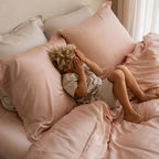 COCO & CICI ECO BAMBOE DEKBEDOVERTREK POWDER PEACH + 2 KUSSENSLOPEN 60X70 CM