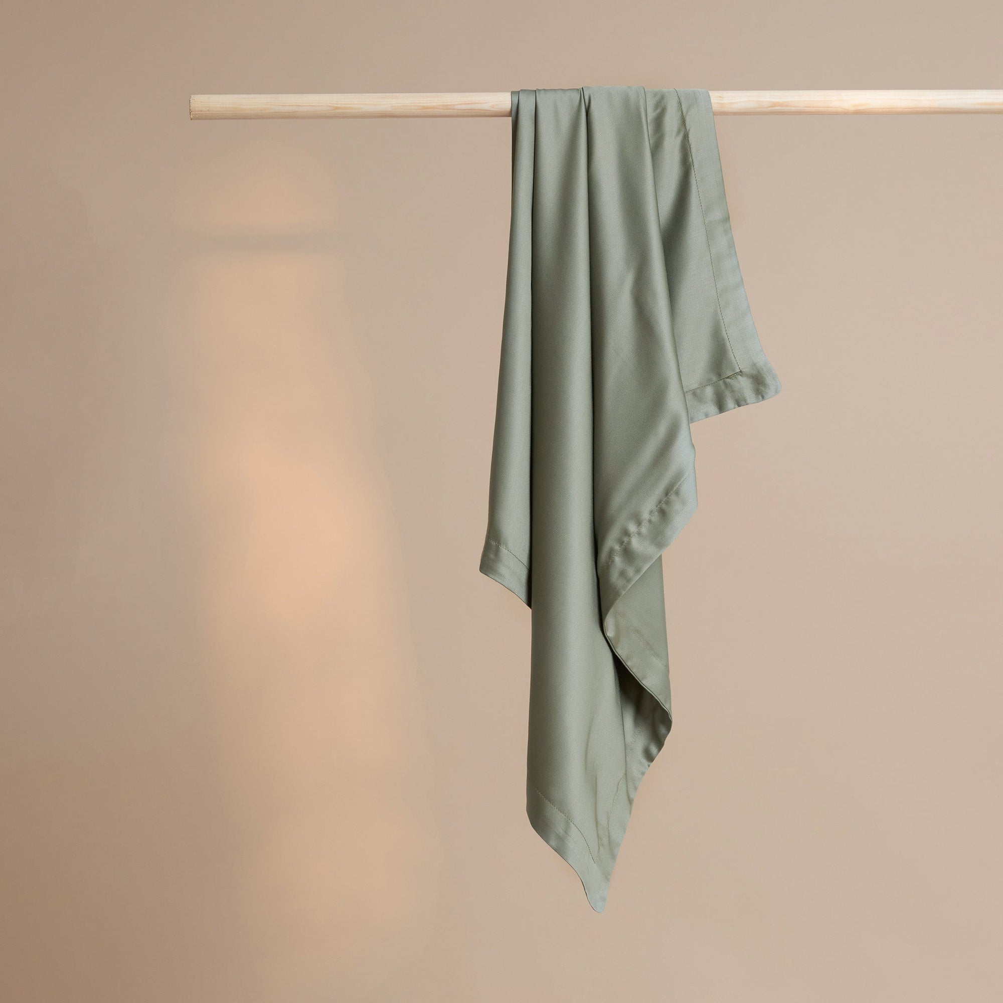 Coco & Cici - Bamboe Kussensloop 80 x 80 cm - Kussenhoes - Olijfgroen - 100% Eco Bamboe - Volant 2 cm - 1 stuk - Tuincentrum Lopik