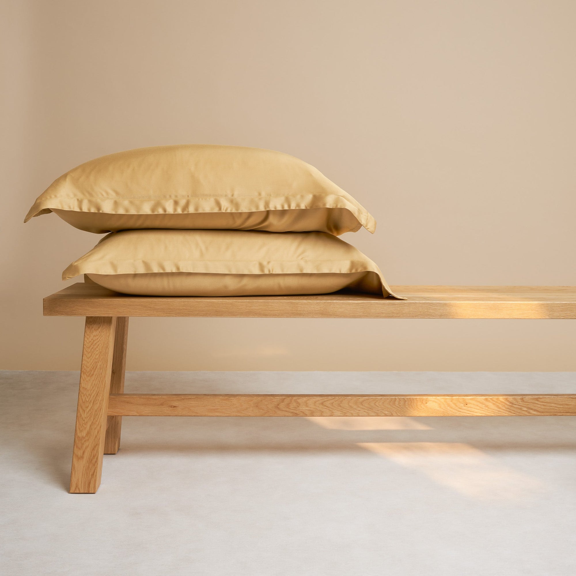 Coco & Cici - Bamboe Kussensloop 80 x 80 cm - Kussenhoes - Okergeel - 100% Eco Bamboe - Volant 2 cm - 1 stuk - Tuincentrum Lopik