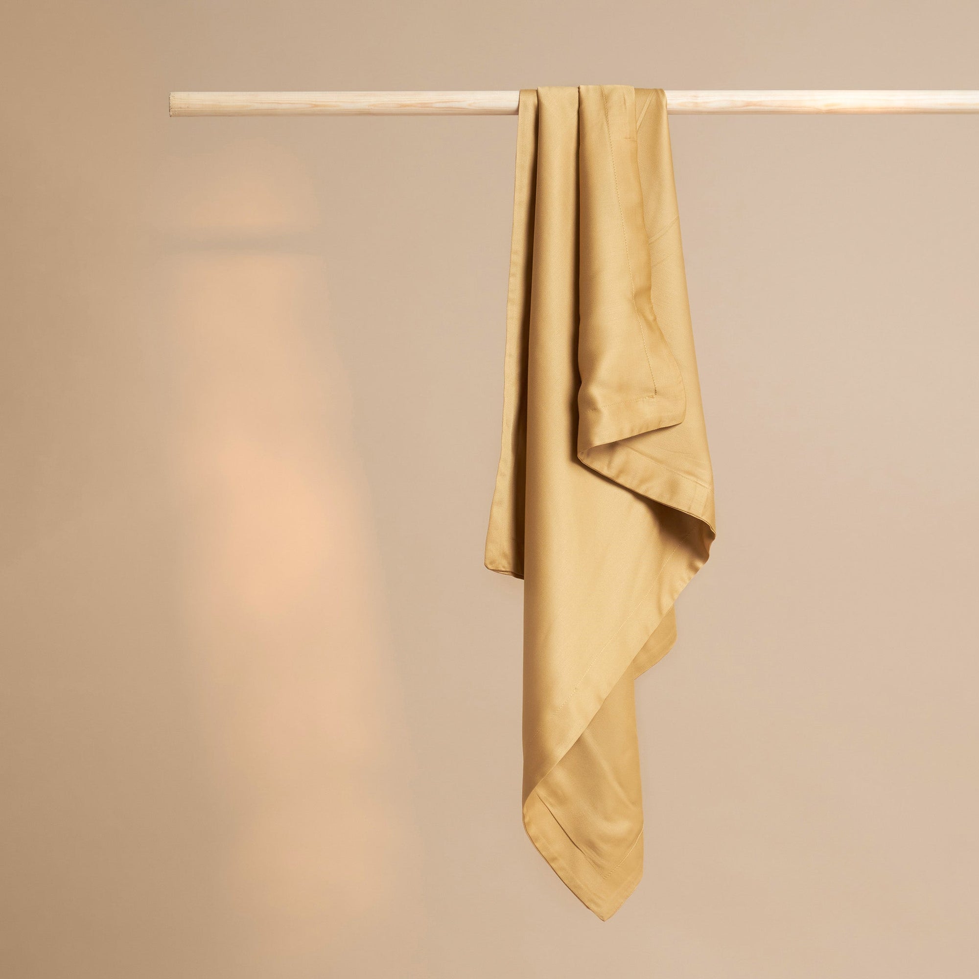 Coco & Cici - Bamboe Kussensloop 80 x 80 cm - Kussenhoes - Okergeel - 100% Eco Bamboe - Volant 2 cm - 1 stuk - Tuincentrum Lopik