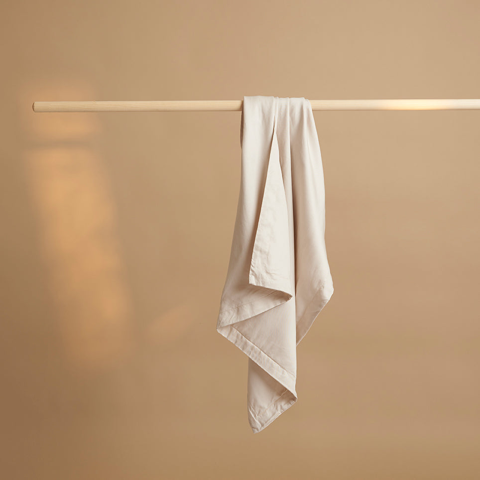 Coco & Cici - Tencel Twill Kussensloop 60 x 50 cm - Kussenhoes - Beige - Lyocell - Extra Zacht - 3 cm Volant - Tuincentrum Lopik