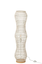 Witte vloerlamp met gevlochten rotan en metalen frame