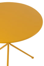 Grote ronde metalen tuintafel met driepoot in okergeel