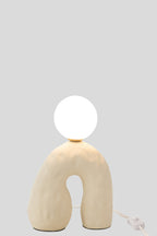 Tafellamp op pootjes met glazen bol, steengoed, beige