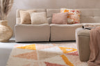 Kussen van polyester in beige.