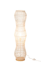Witte vloerlamp met gevlochten rotan en metalen frame