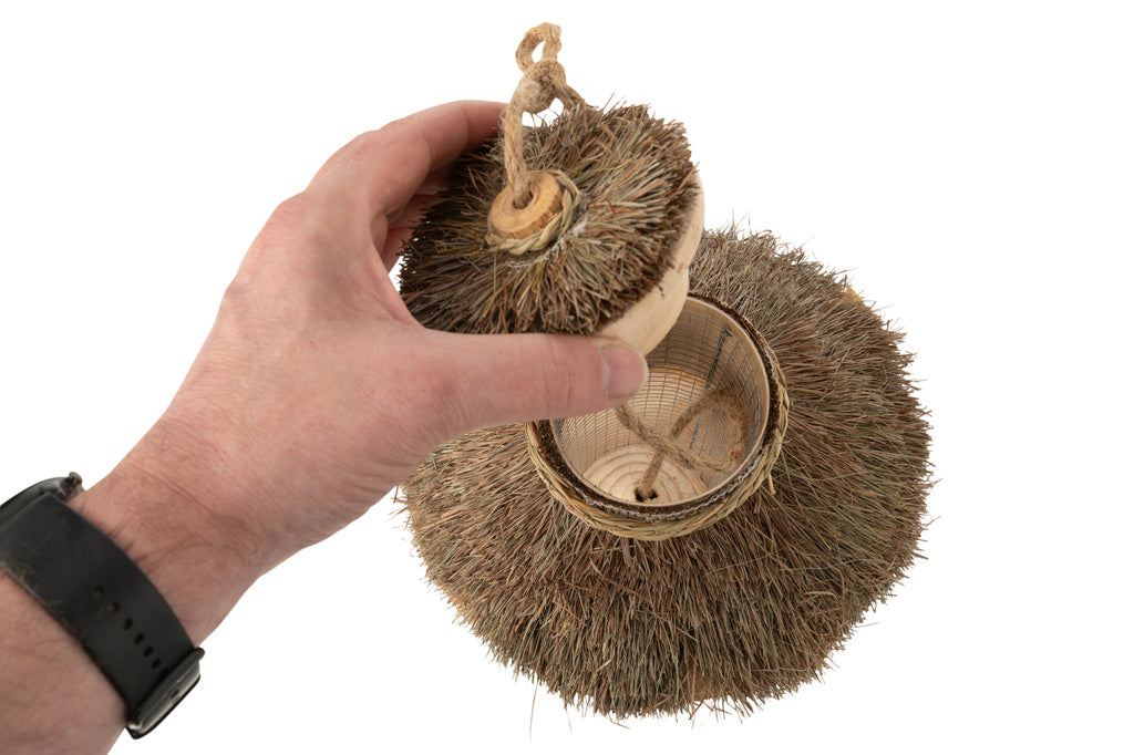 J-Line Vogelhuis Hangend met Voederbak Hout/Gedroogd Gras Natuurlijk – Functionele en Decoratieve Vogelschuilplaats