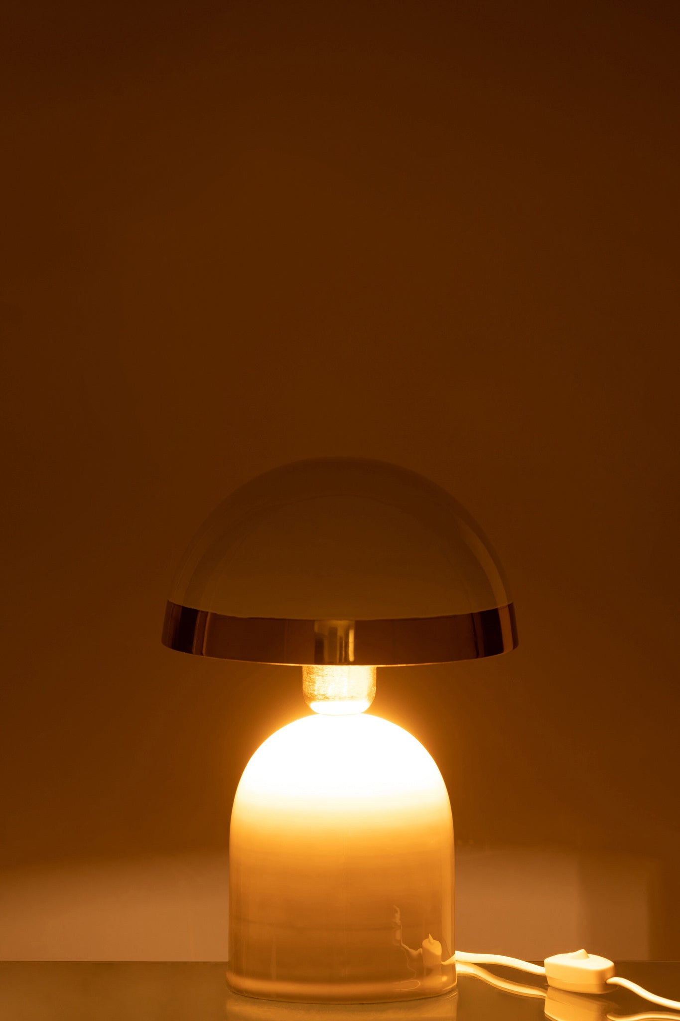 Metalen lamp, glanzend wit met gouden rand