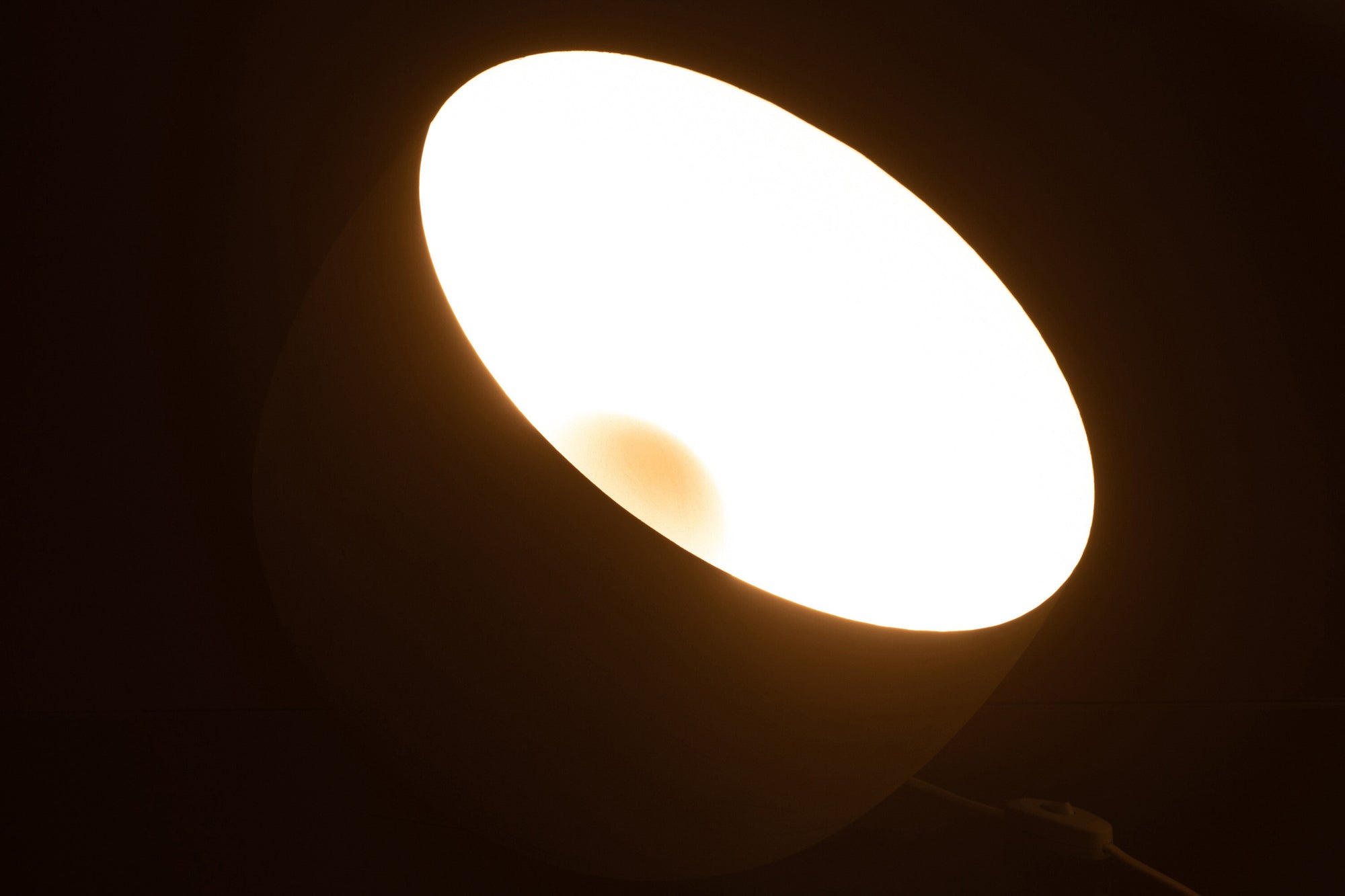 Grote witte metalen lamp