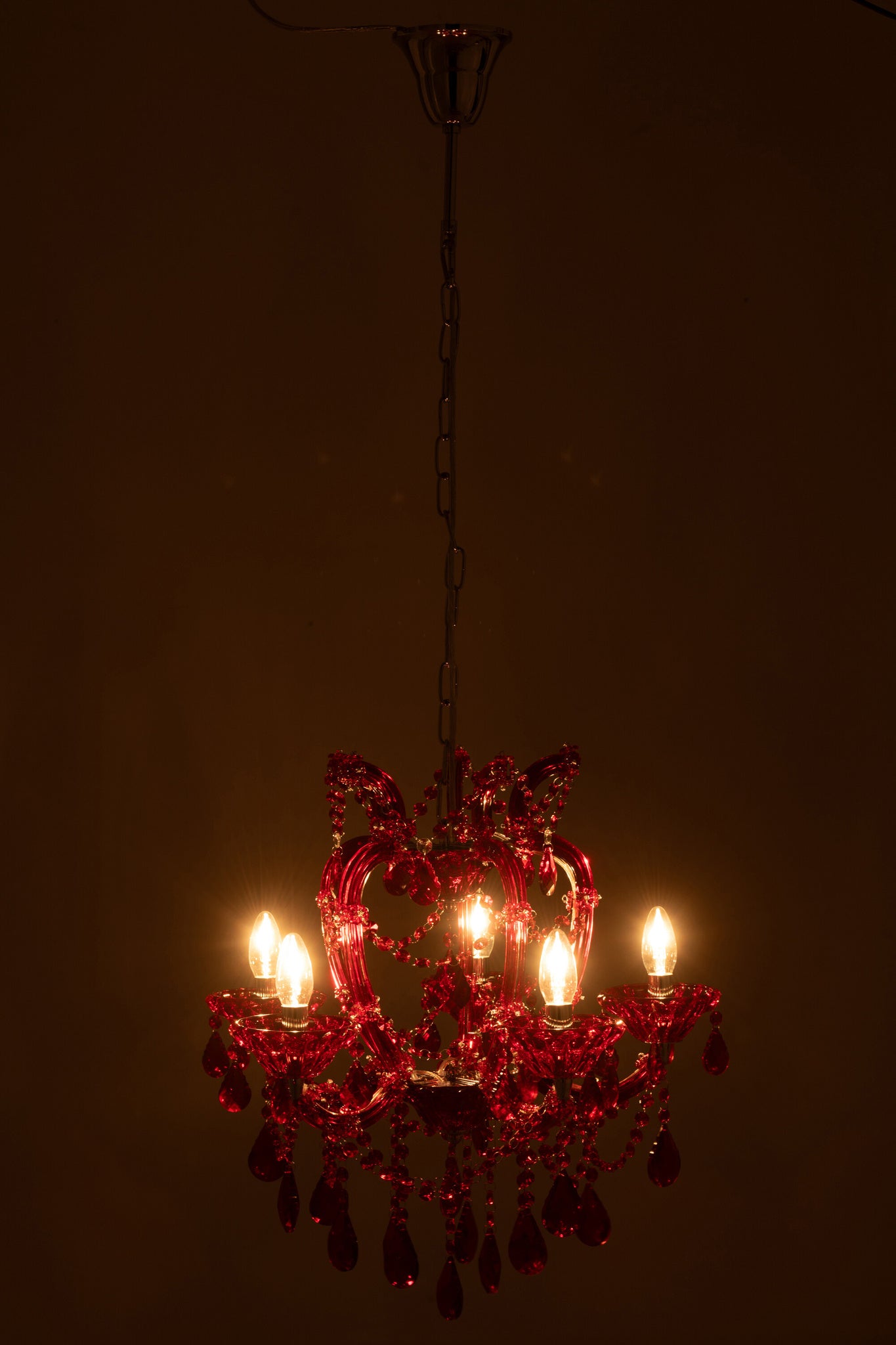 Antieke kroonluchter van rood glas